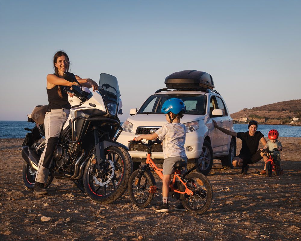 Καλλι με Honda NX 500 και οικογένεια δίπλα στη θάλασσα – GAS Rider Stories #3